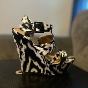 Black and white Wedges